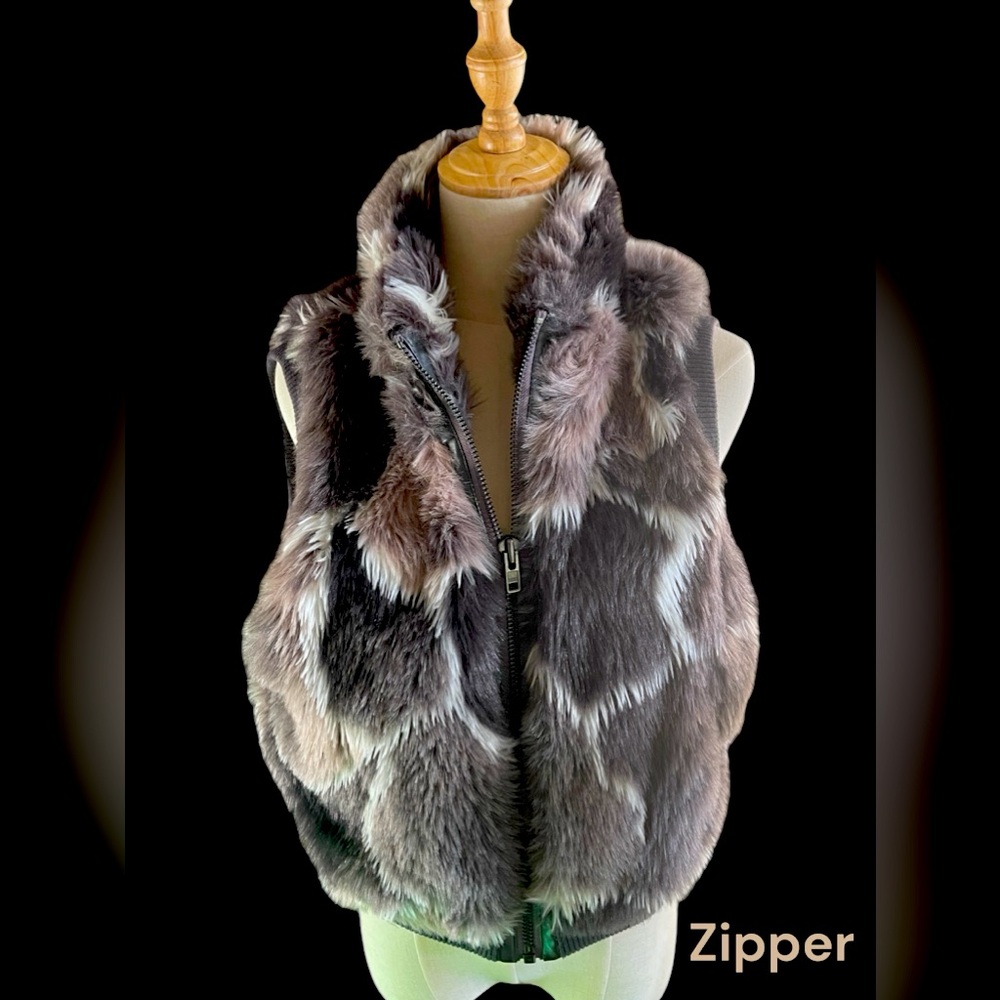 Faux fur vest with zipper, side large.